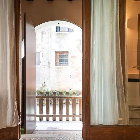 Lovely Flat With Canal View Near Rialto Bridge-3